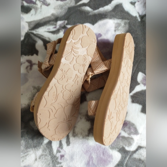 NWOT Roxy sandals - Picture 2 of 3